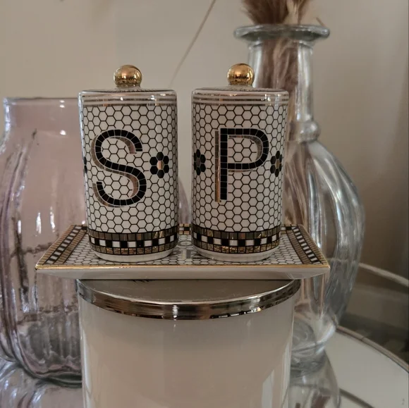 NWT Salt & Pepper Shaker Set - Picture 1 of 7